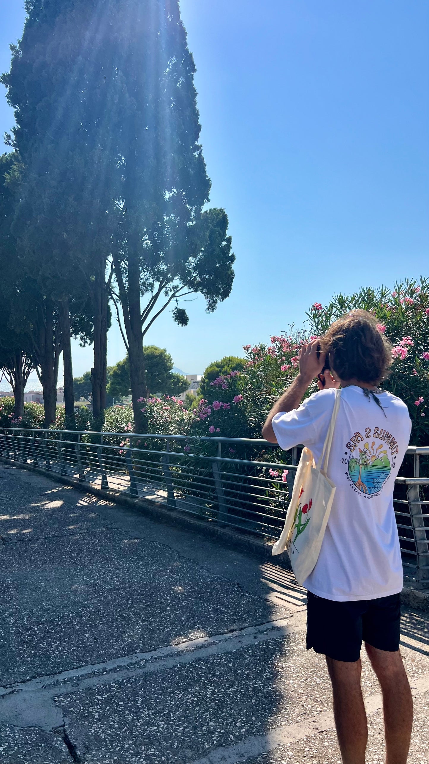 OCEAN VIEWS TEE